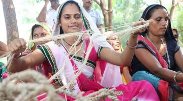 happyfaces-women-separating-banana-fibers